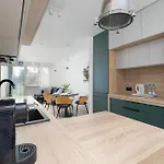 Apartment Downtown Chic By Bookinghost