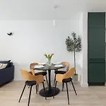 Apartment Downtown Chic By Bookinghost