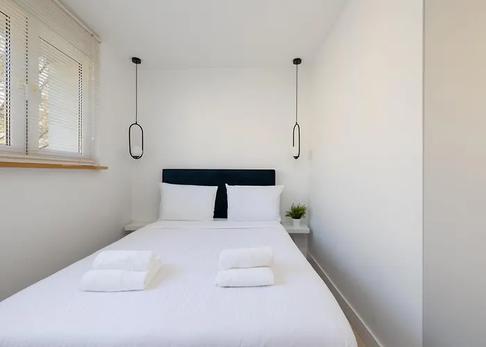 Downtown Chic By Bookinghost Daire *