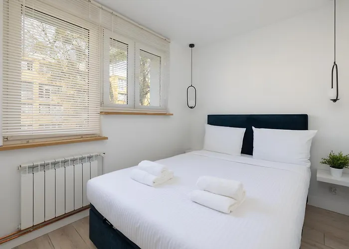 Downtown Chic By Bookinghost Daire *