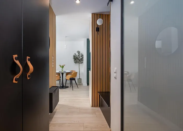 Downtown Chic By Bookinghost Daire *