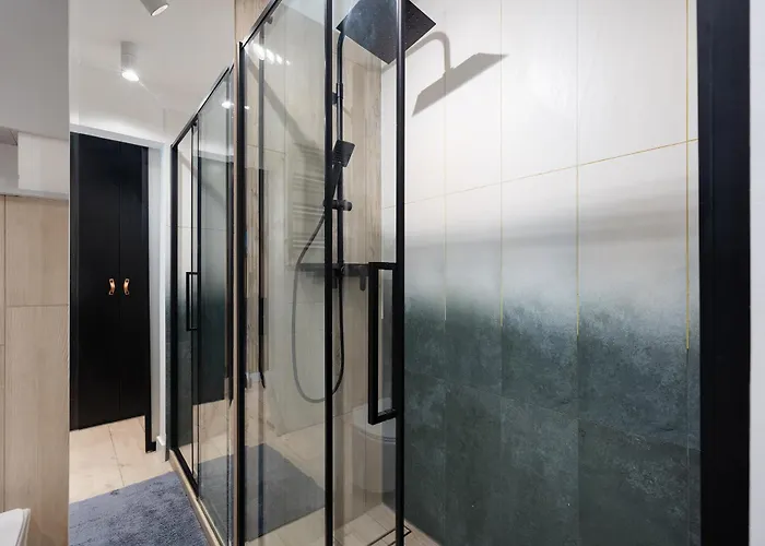 Downtown Chic By Bookinghost